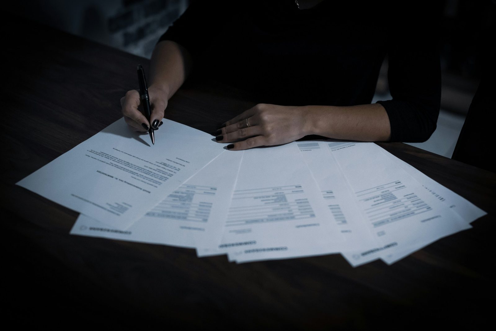 Persona revisando y firmando documentos