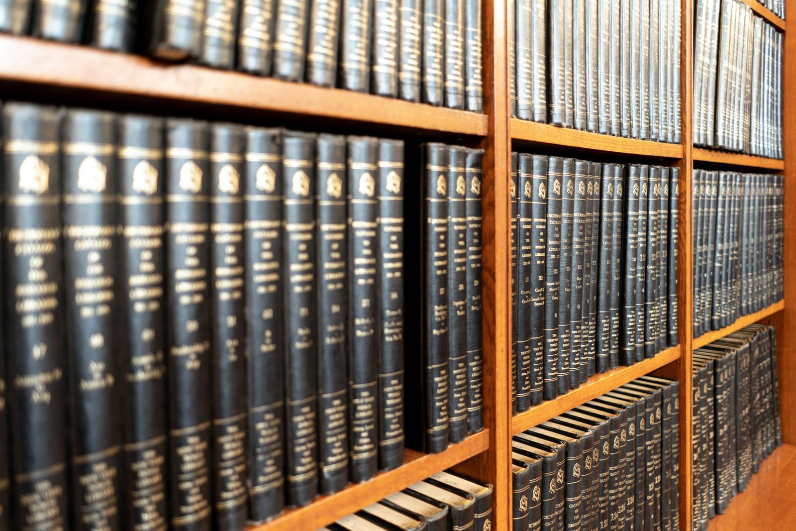 Biblioteca jurídica con tomos encuadernados